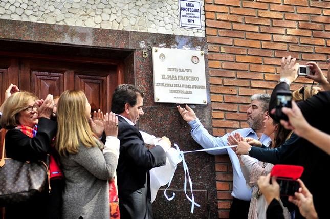 NEL NOME DI FRANCESCO. Molto Papa nella Fiera del libro di Buenos Aires. Impennata di Francisco al registro civile. Ed anche un circuito turistico sui luoghi della sua vita