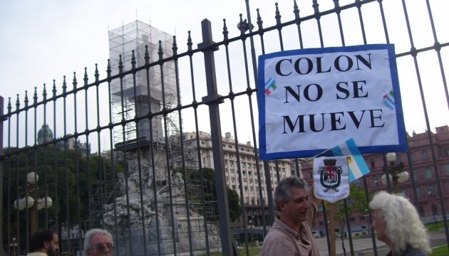 SFRATTO A CRISTOFORO COLOMBO. Da quasi un secolo il monumento troneggia alle spalle della Casa Rosada, a Buenos Aires, ma i suoi giorni sono contati