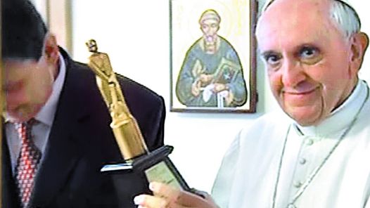 UN MARTIN FIERRO PER IL PAPA. La celebre statuetta è arrivata in Vaticano, per un programma sulla Bibbia condotto da Bergoglio in una televisione argentina