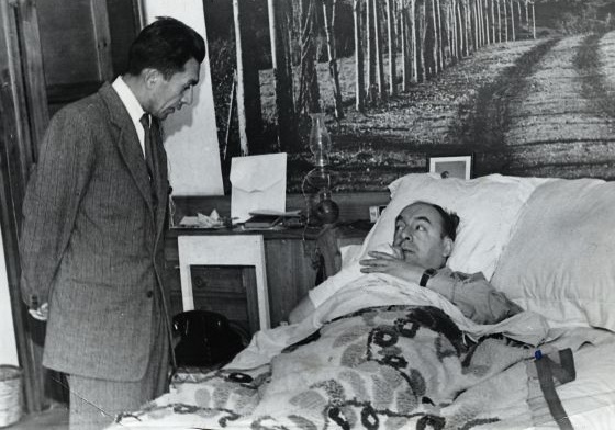 Pablo Neruda e il segretario, Manuel Araya, in ospedale prima della morte del poeta cileno