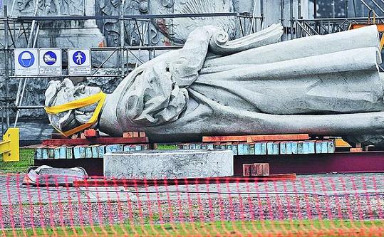 L’ULTIMO VIAGGIO DI CRISTOFORO COLOMBO. L’imponente statua del navigante genovese veleggia verso un incerto destino argentino