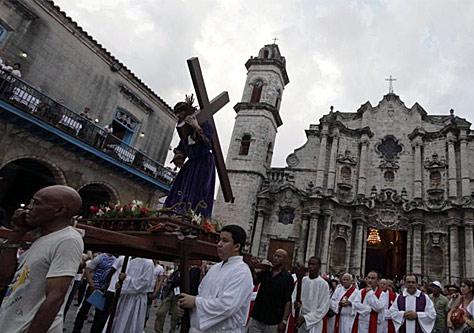 Venerdì Santo davanti alla cattedrale di l'Avana