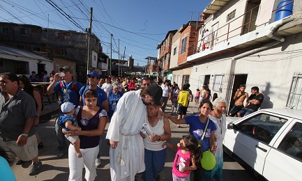 ARGENTINA. POLITICI E VILLAS MISERIA IN TEMPO DI ELEZIONI. Il caso del sacerdote José Maria di Paola, da quindici anni nelle baraccopoli di Buenos Aires