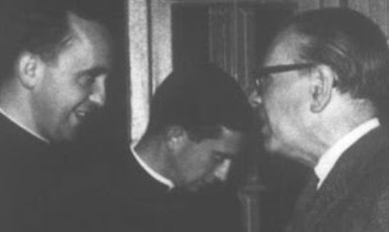 STORIA DI UNA FOTO E DI QUEL CHE C’E’ DIETRO. Quando Jorge Mario Bergoglio invitò Jorge Borges a parlare ai suoi studenti e lo aiutò a farsi la barba