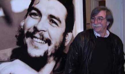 Juan Martin Guevara con la foto-ritratto del più celebre fratello maggiore